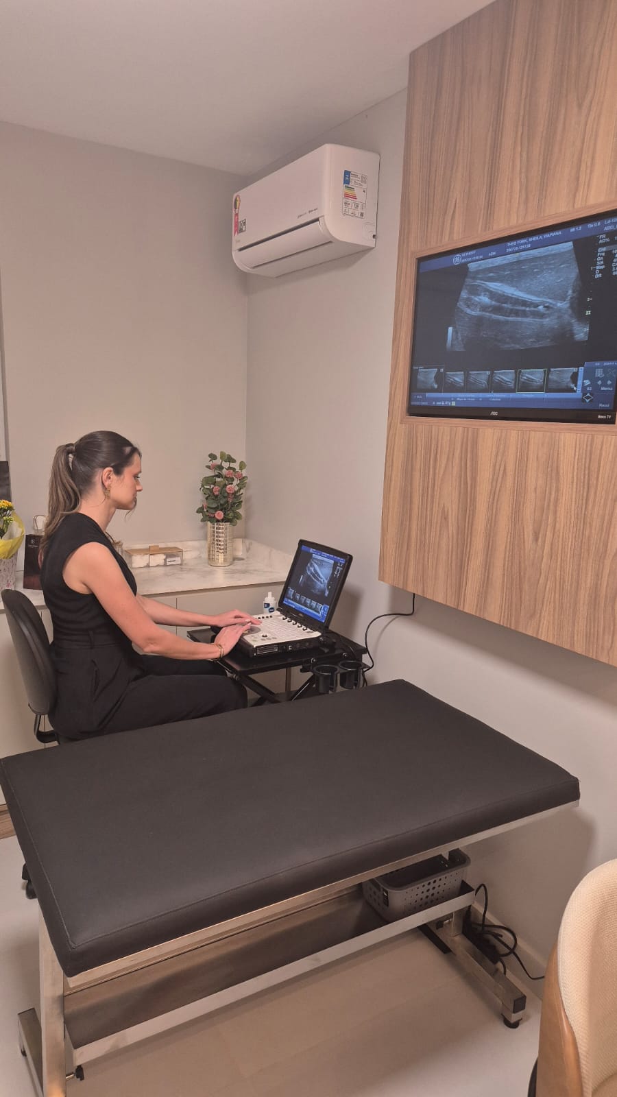 Dra. Cristine Hoffmeister conduzindo um exame de ultrassom